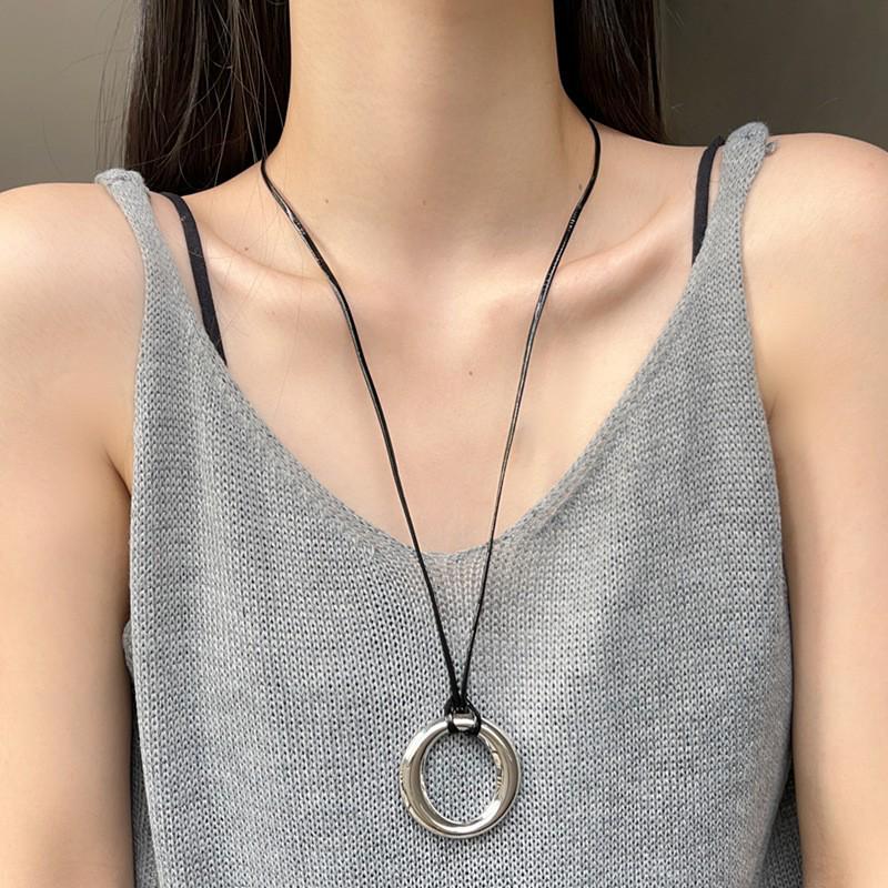 Asian Blogger-Inspired Saddle Bag Necklace: Luxury Women's Niche Sweater Chain Accessories