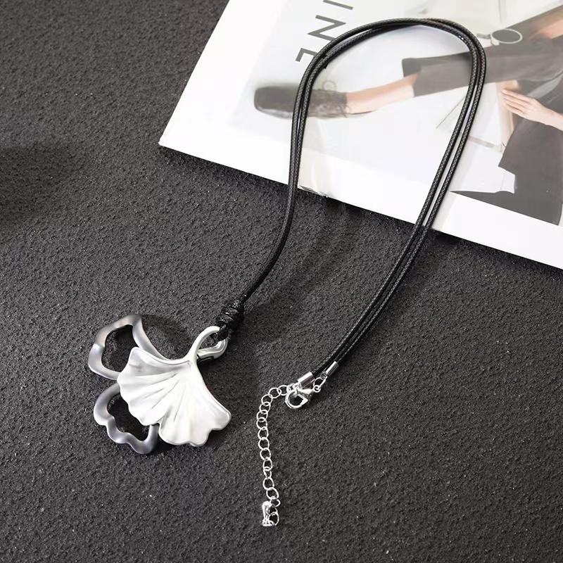 

Контрастный полый лист гинкго, матовый кулон из сплава, модное длинное ожерелье в стиле ретро для пожилых женщин