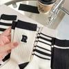 5 paar Mode Schwarz Weiß Streifen Baumwolle Frauen Lange Socken Vielseitig Einfachheit Herbst frauen Socke Neue Heißer Verkauf