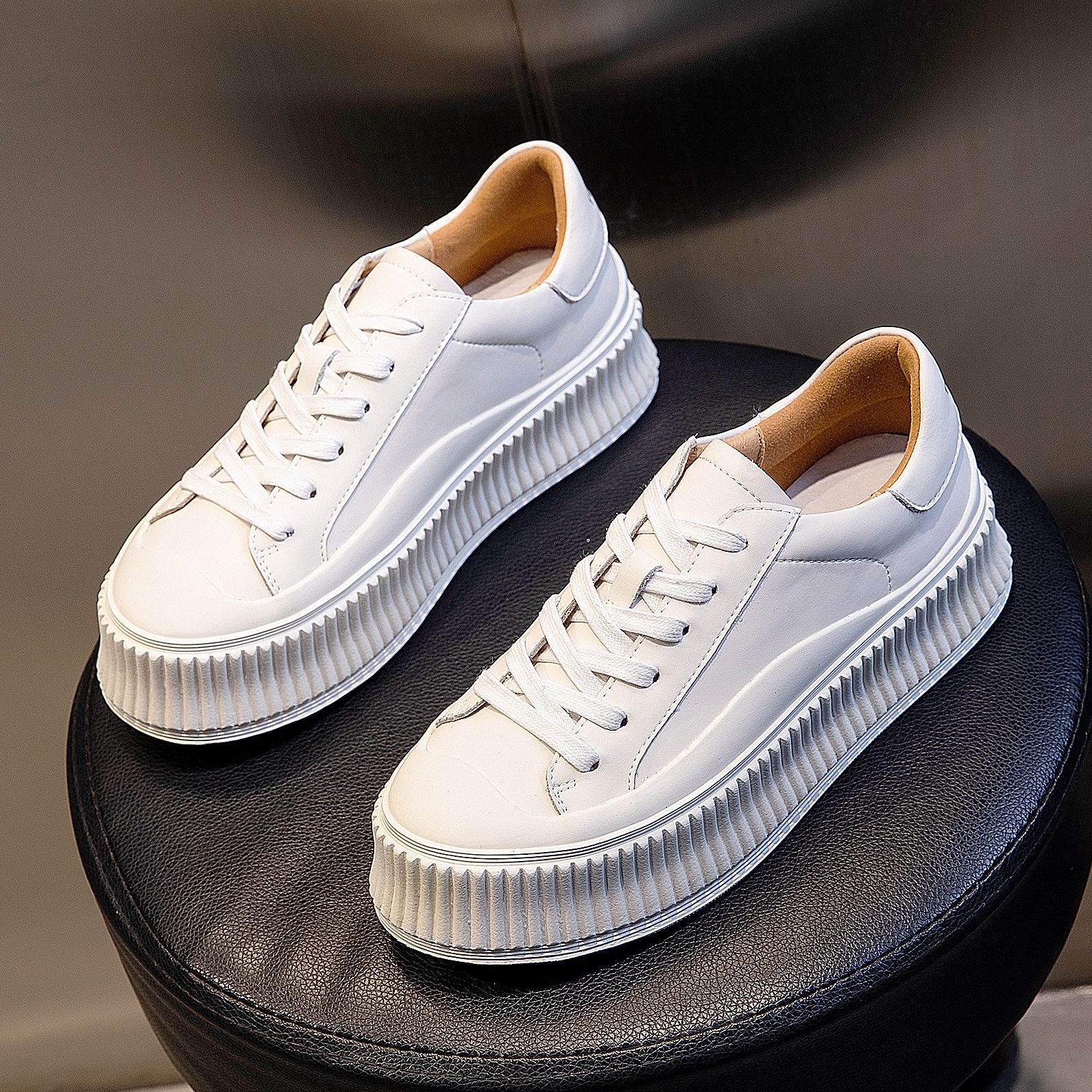 

Маленькие белые туфли женские кожаные весна 2025 новые женские повседневные туфли бисквитные туфли на платформе одинарные туфли женские увеличивающие рост на плоской подошве женские ш 35 белый