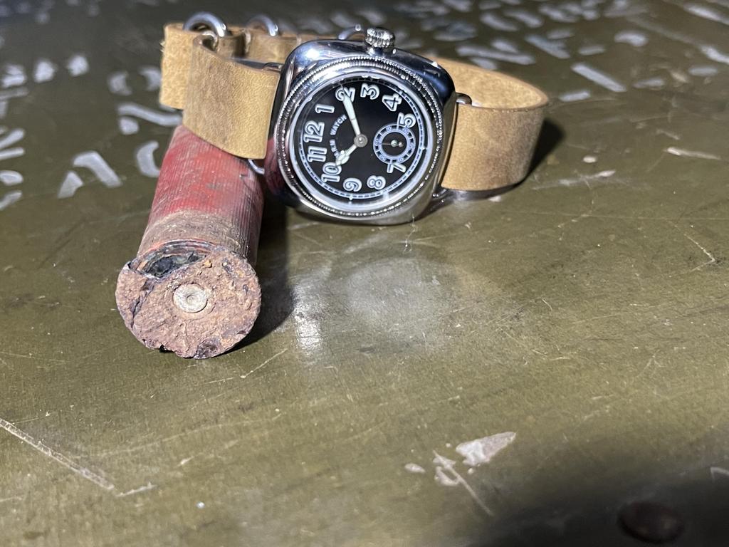 [M.R.M.W.] Militärische Kissenuhr mit schwarzem Zifferblatt und braunem Crazy Horse Lederarmband