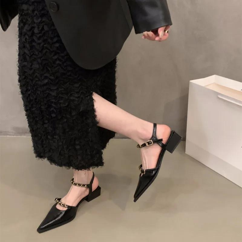 Damskie sandały Baotou Jesień Nowe Szpiczaste Głowy Płytkie Wkładki Metalowy Łańcuch Bok Oddychające Pojedyncze Buty