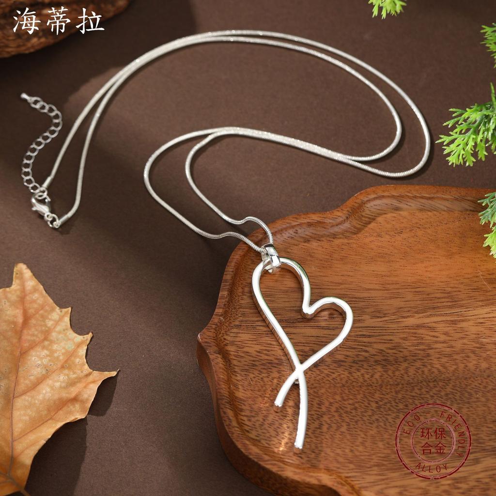 Nouveau collier long amour éternel brillant, pendentif long haut de gamme en forme de cœur simple et polyvalent pour femmes