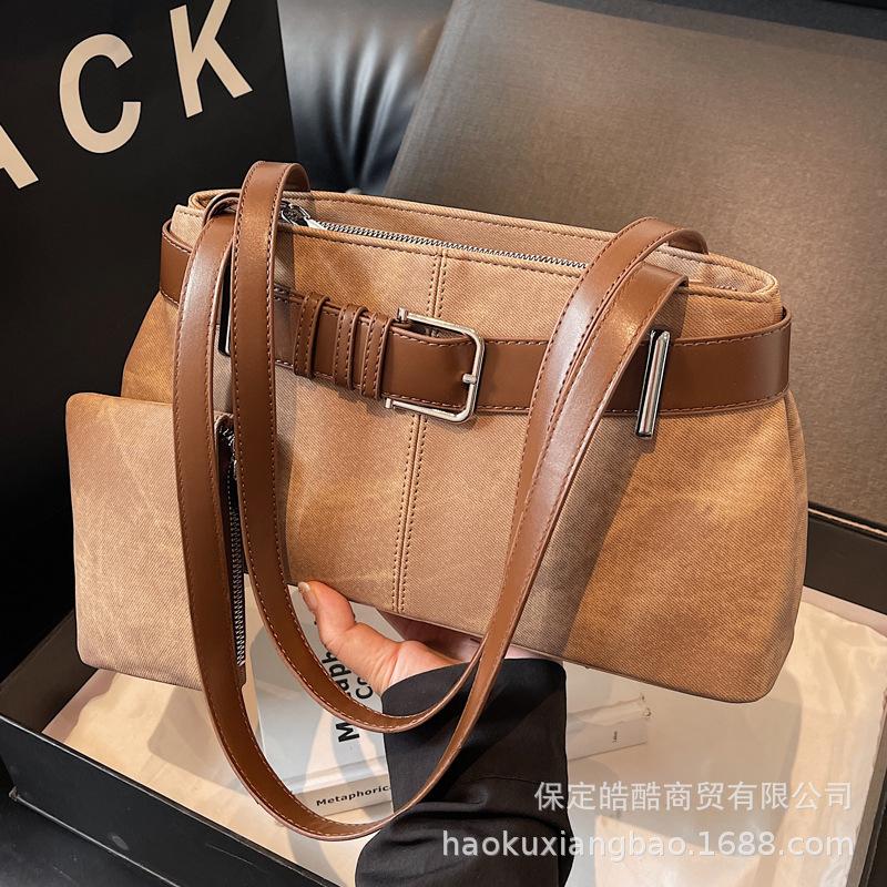 This year's popular bags are women's autumn and winter 2025 new niche design messenger bags, high-end single shoulder underarm handbags.