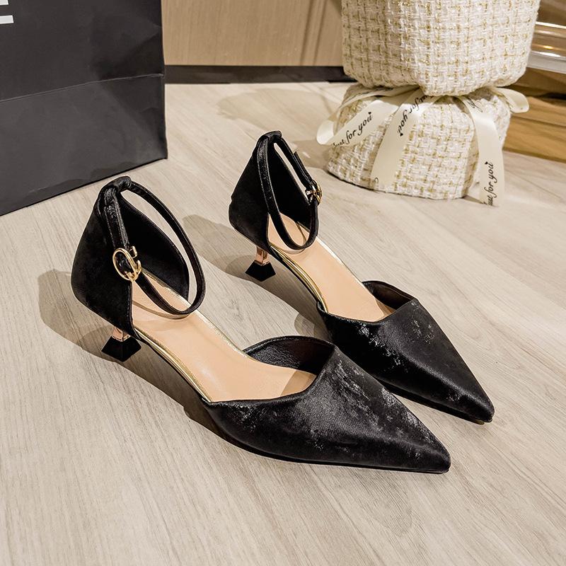 

Французские туфли на маленьком каблуке, сандалии с открытым носком, женские летние 2025, новая модель, полые одинарные туфли, ремешок с пряжкой, острый носок, высокий каблук 39 чёрный