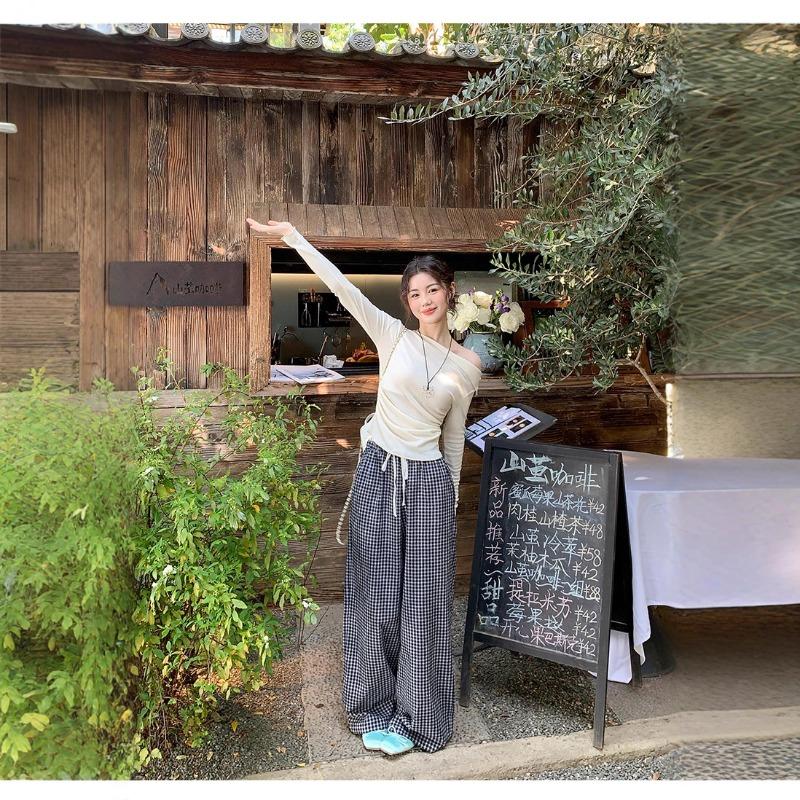 New white slanted shoulder long-sleeved top, women's huge beautiful T-shirt inside, slim-fitting bottoming shirt, early autumn temperament