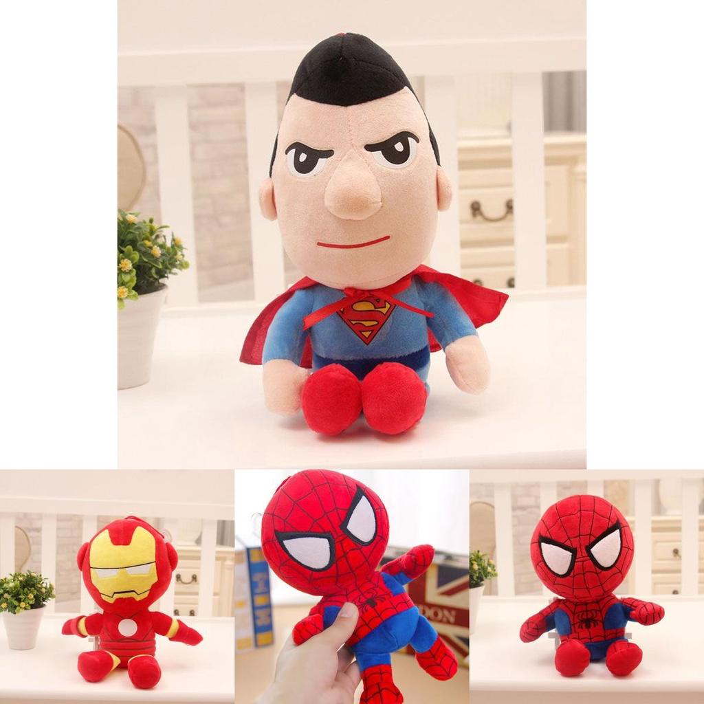 Collezione di peluche colorati degli Avengers con design di Spiderman, Captain America e Ironman