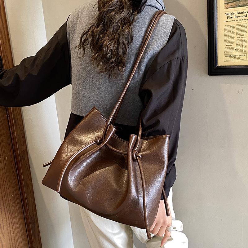 High-End Women's Large Capacity Textured Crossbody Drawstring Shoulder Bag for Casual Outdoor Use