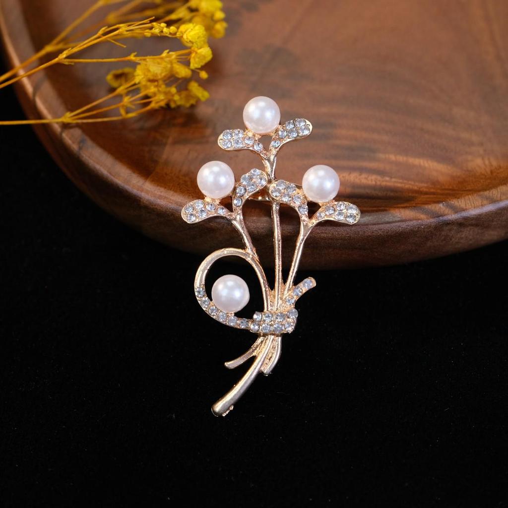 Luxuriöse koreanische Brosche aus Legierung mit Diamanten für Damen - Elegante feste Anti-Expositions-Korsagennadel