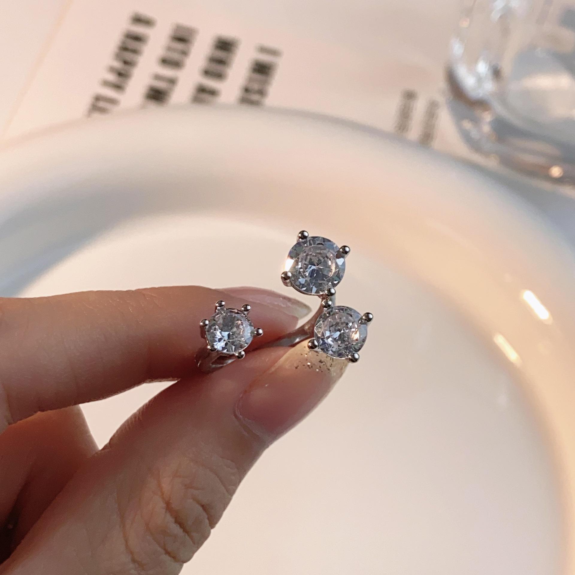 

Инновационное асимметричное кольцо с бриллиантовым индексом — элегантный, универсальный, высококачественный дизайн для женщин