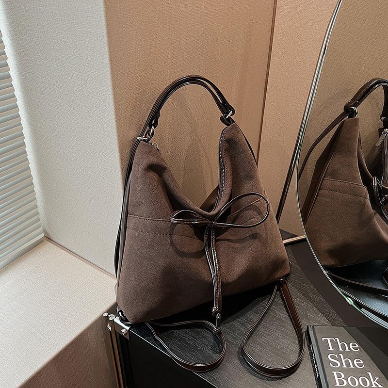 

Retro fashion shoulder bag, new large-capacity tote bag, high-end bag, women s matte commuter backpack.