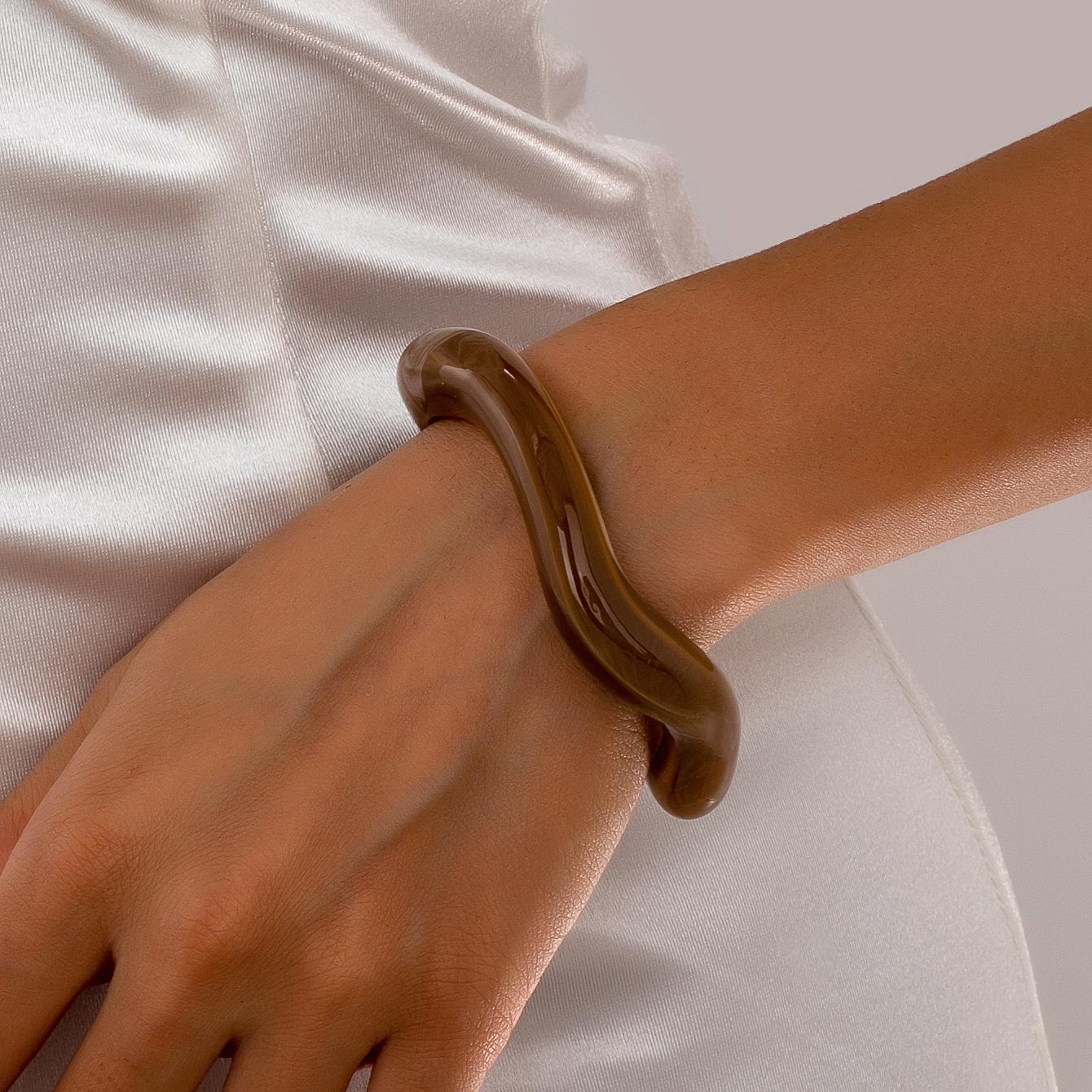 

A Women s Bracelet, able Irregular Open Resin Bracelet, Suitable for Everyday Wear коричневий