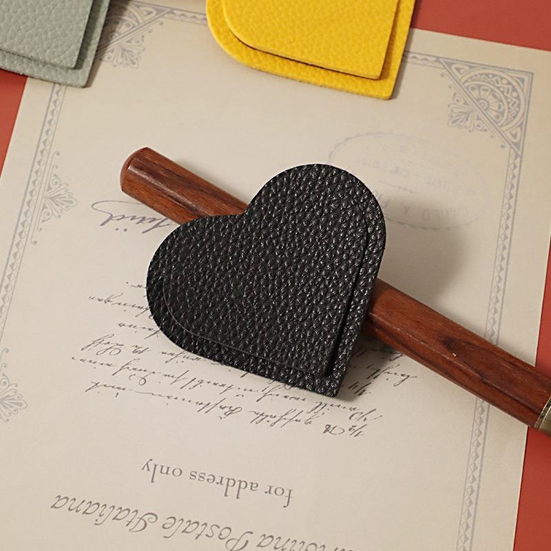 

1 ШТ Закладка у формі серця зі штучної шкіри, кольорова двостороння, подарунок для любителів книг, читачів та любителів щоденників 1PCS чорний