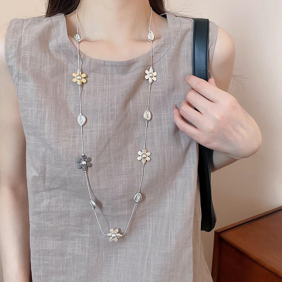 Erhai Flowing Clouds: Multi-use Metal Flower Patchwork Necklace with Clavicle Chain Design