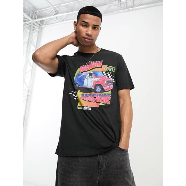 

Черная футболка Levi s с принтом автомобиля на груди и принтом на спине