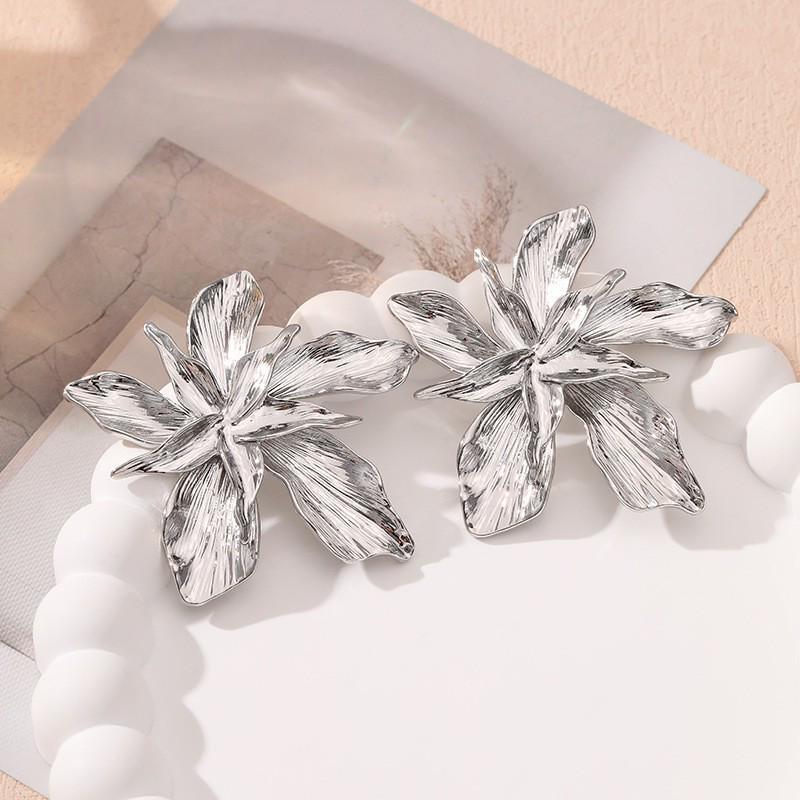 Elegant Gold Three-Dimensional Flower and Leaf Zinc Alloy Earrings
