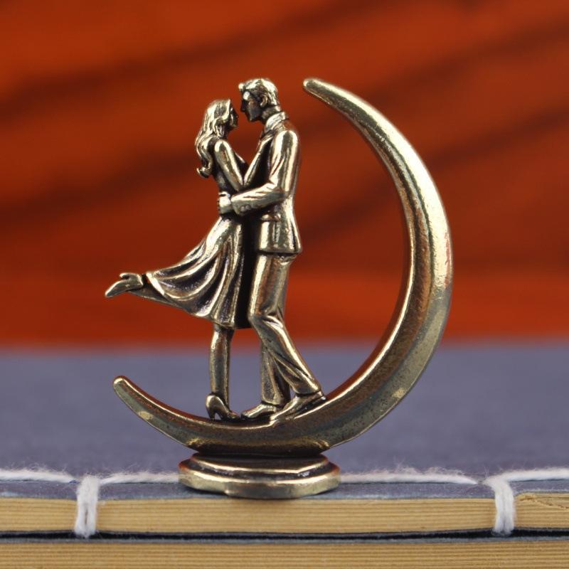 Handcrafted Brass Couple Hugging Statue Nordic Art Figurine Rustic Finish Lover Ornament for Bedroom Nightstand Home Decor