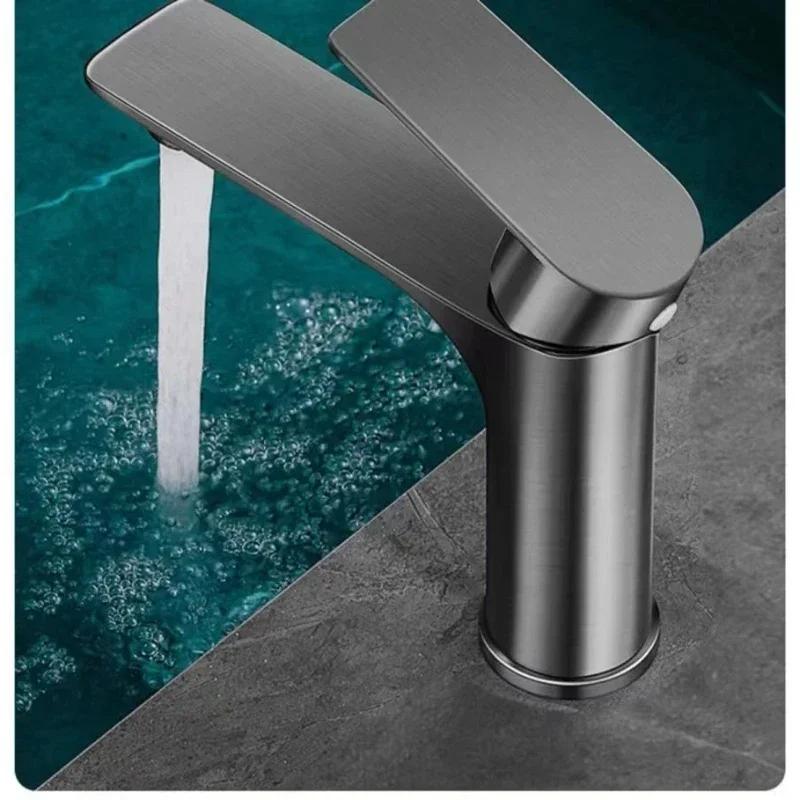 304 Edelstahl Badezimmerarmatur Einfaches Design Waschbeckenarmatur Heiß- und Kaltwasserauslass Küchenarmatur