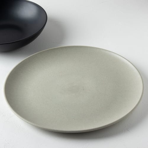 TarHong Coupe Dinner Plate, 27cm, Black, Shatter-Resistant Plastic, Microwave and Dishwasher Safe, Stylish, Cute, Lightweight, Perfect for Outdoors an