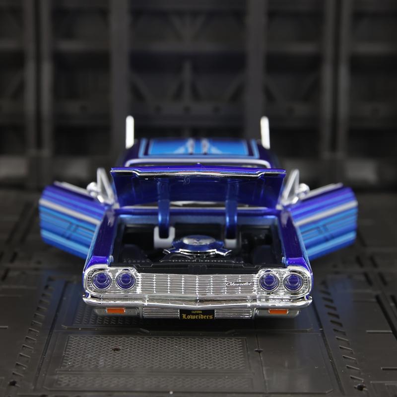 1:26 Simulated Chevrolet Impala SS 1964 alloy car model ornament with doors and hood that can be opened
