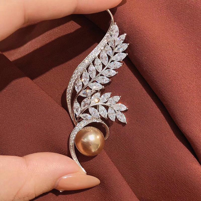 

Gold-Plated Pearl & Zirconia Brooch with Wheat Ear Design
