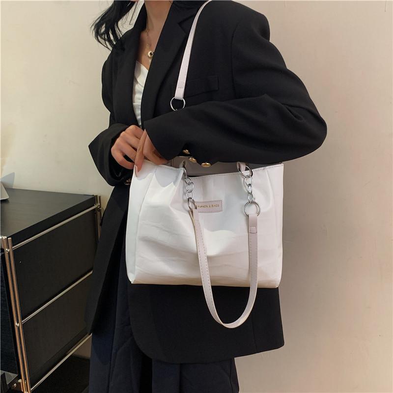 Fashionable Minimalist Large Capacity Tote Bag For Women Stylish Commuter Handbag For Spring 2024