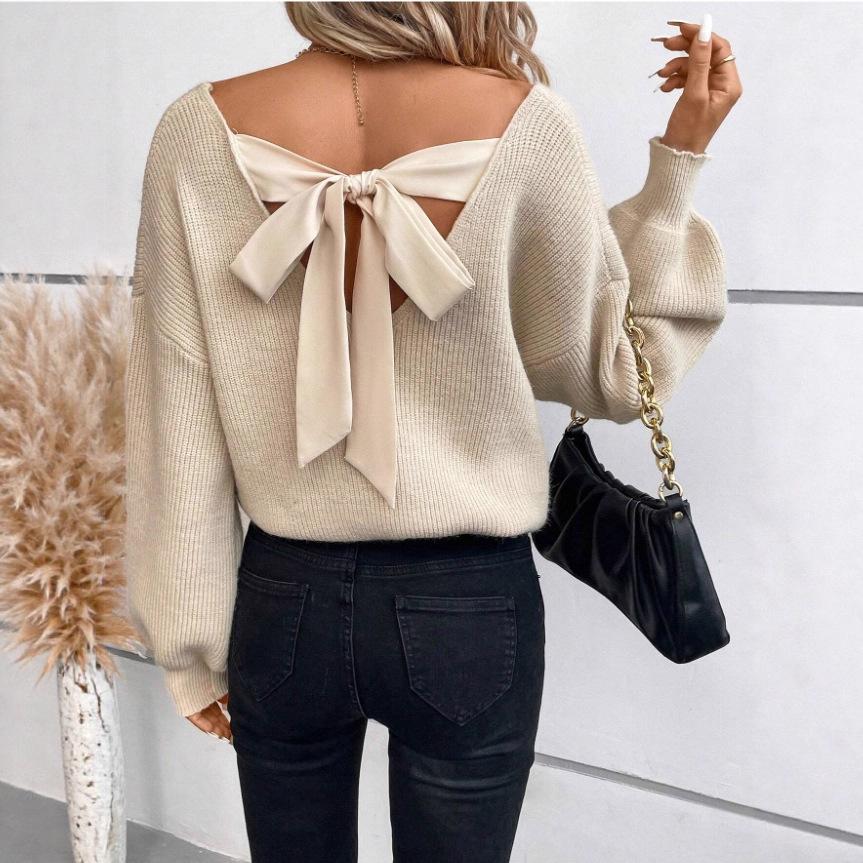 Czarny sweter z luźnym splotem, wycięciem na plecach i detalami w postaci kokardek, casualowy top z długim rękawem