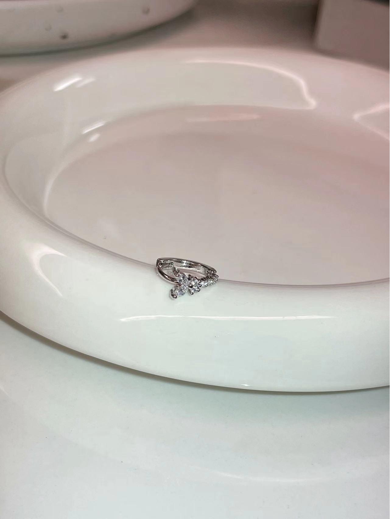 

Элегантные клипсы с бриллиантами: Нишевый дизайн, универсальные серьги, простые гвоздики-косточки для ушей, милые и стильные.