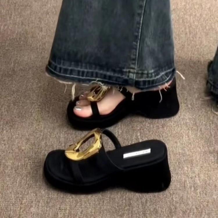 

Тапочки Niche Design с квадратной металлической пряжкой на толстой подошве, увеличивающие рост, женская верхняя одежда, лето 2025 г., новые сандалии с открытым носком и подошвой-маффином 40 чёрный