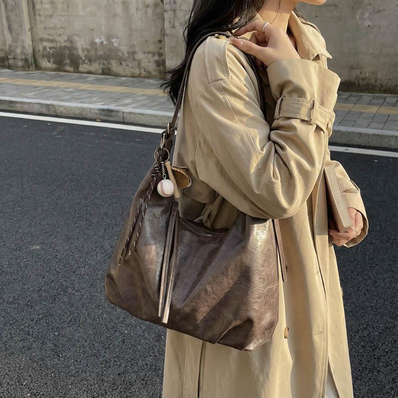 Soft PU Hobo Bag with Slouchy Design and Adjustable Strap Ideal for Everyday Use and Casual Outfits