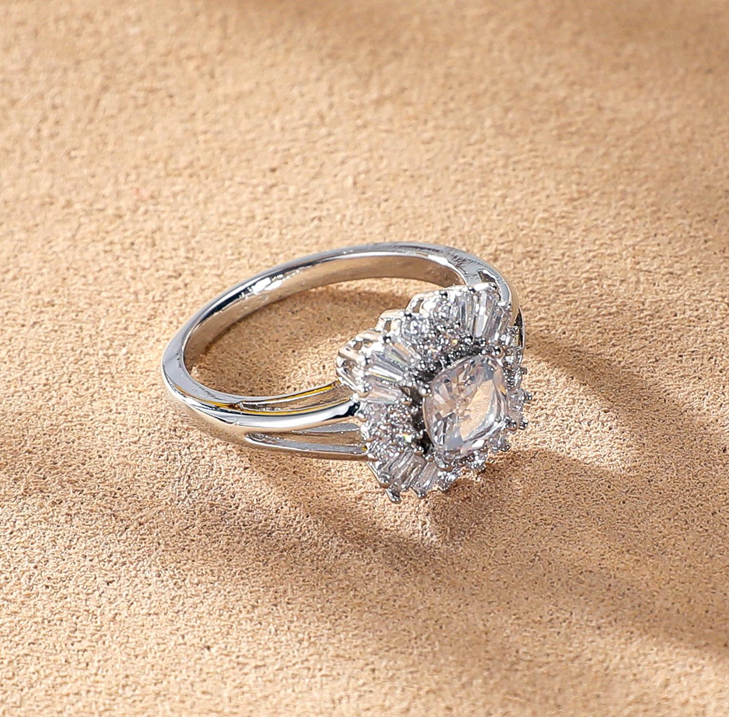 Retro Sunflower Zirconia Ring for Women, Court Style, Handmade Inlaid, Perfect for Banquets and Weddings