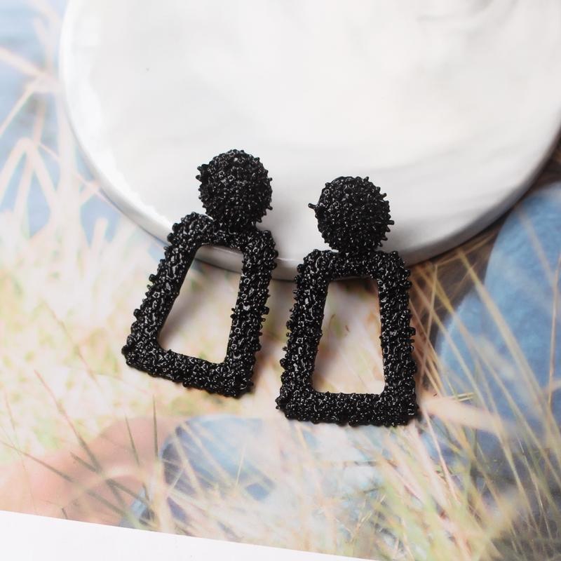 Przesadna geometria Nieregularne metalowe wiszące kolczyki Spiralny skręcony węzeł Okrągłe gładkie Brincos Cyrkonia