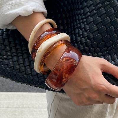 Wind Bernstein Schlieriges Acryl Armband, Modisches Unregelmäßiges Transluzentes Harz Breites Armband