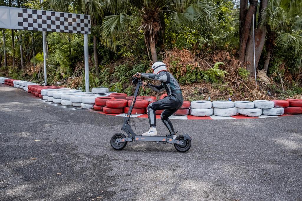 Kukirin G4 Electric Scooter, Peak 2400W Motor, 60V20Ah Battery, 11'' Vacuum Tires, LED Display, Front&Rear Suspension, Max Load 120KG