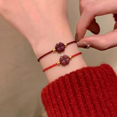 Bracciale Quadrifoglio Cinnabro più Venduto: Accessorio per Mano alla Moda, Versatile, Semplice con Corda Rossa dell'Anno Zodiacale