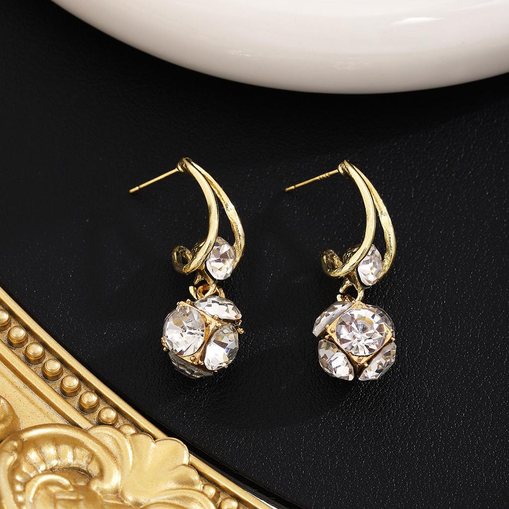 Temperament Light Luxury High-End Diamond Earrings, Simple Niche Design Geometric Round Earrings Women
