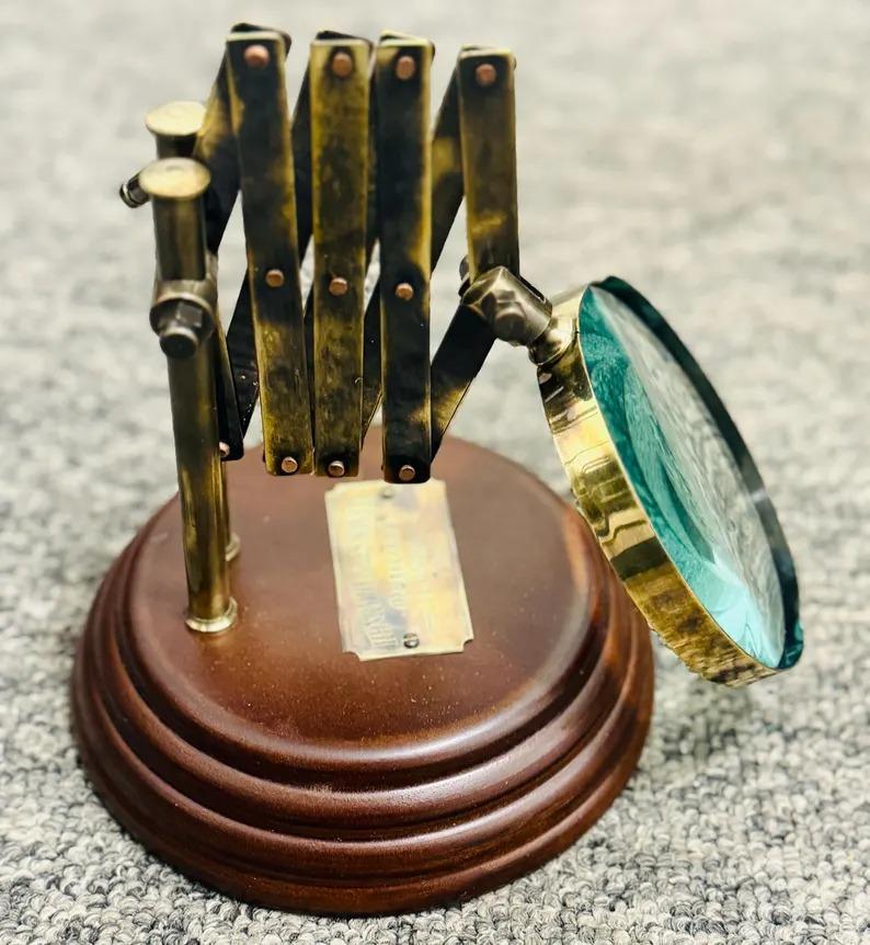 

Латунна лупа на дерев яній підставці Антикварний стиль Настільна лупа коричневий