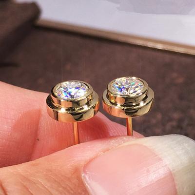 Pendientes de botón Huitan Diseño Contractado Accesorios Usables Diarios para Dama Color Dorado Color Circonita Brillante Pendientes para Mujer Joyería de Botón Pendiente de Botón de Moda