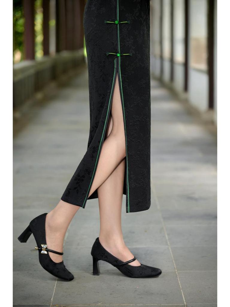 Elegant Black Cheongsam 2025: New High-End Embroidered Design for Ladies' Daily Wear