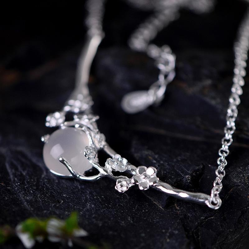 Designer Original Craft Irregular Plum Blossom Egg Round Pendant Necklace Retro Aristocratic Charm Women'S  Jewelry