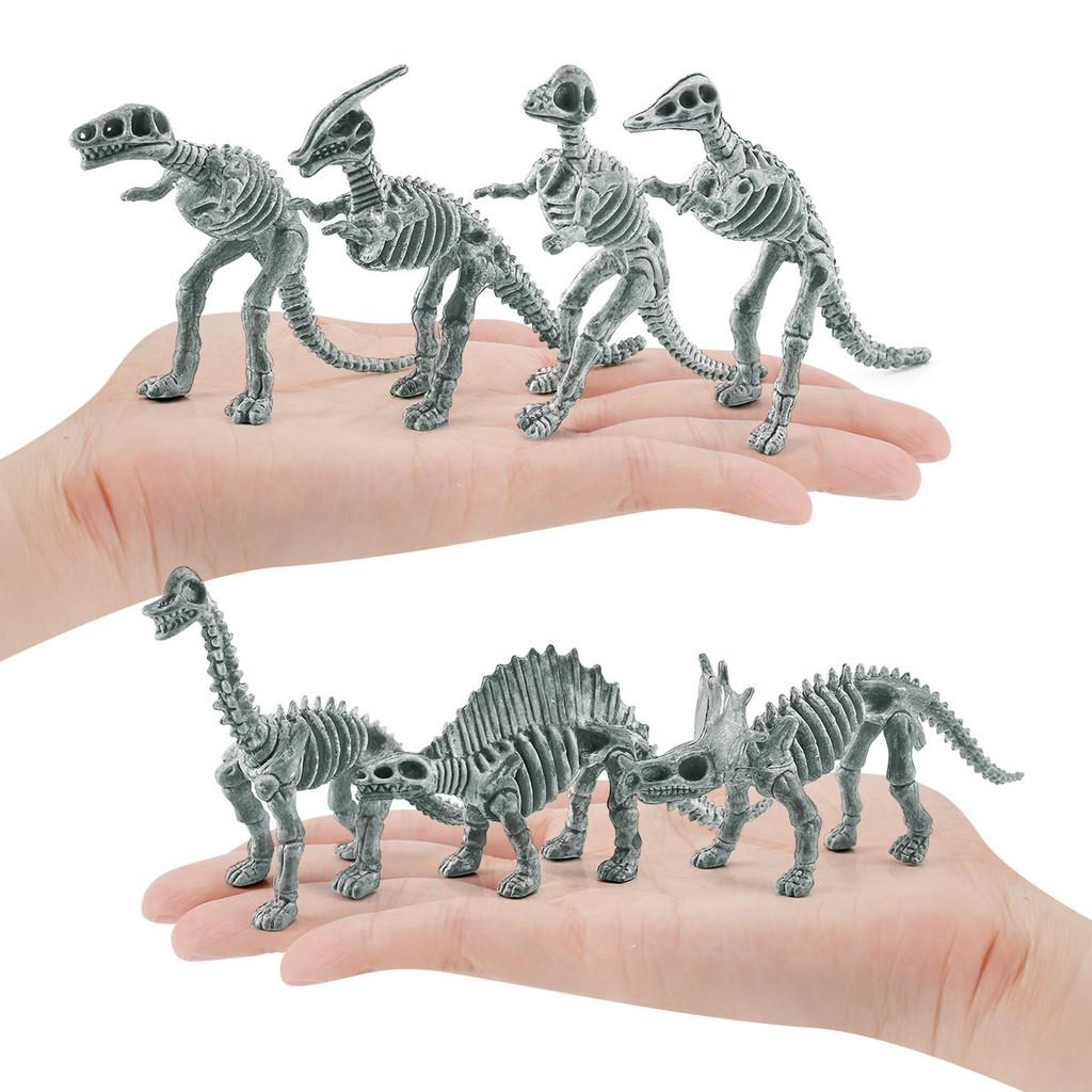 Detailliertes graues PVC-Dinosaurierskelett-Set mit Triceratops und anderen Fossilien