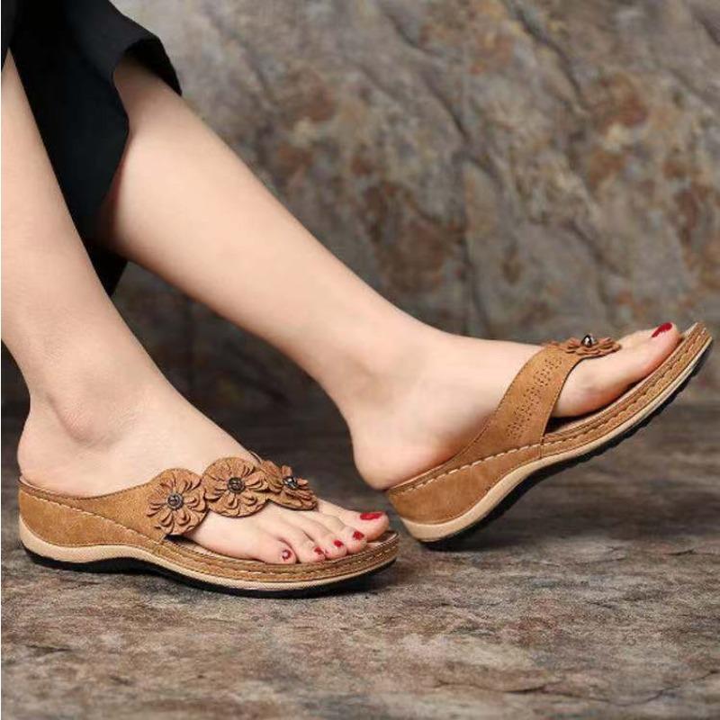 

New women s cool slippers flip-flops women s shoes three flower sandals casual wedge slippers 43 светло-коричневого