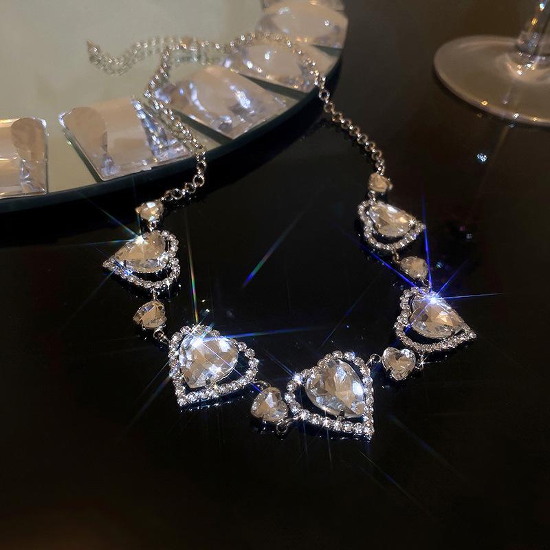 Elegantní evropský a americký módní náhrdelník: Luxusní styl s luxusním provedením a všestranným designem
