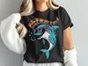 Cooles Delfin-T-Shirt, Musikalische Delfin-Kunst, Regenbogen-Musiknoten-T-Shirt, Geschenk für Meeresliebhaber, Funky Tier-T-Shirt, Sonnenbrillen-Delfin-T-Shirt