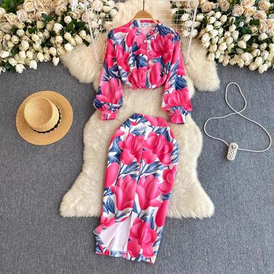 Completo da ufficio con stampa primaverile da donna, composto da due pezzi: camicia a maniche lunghe e gonna midi aderente aderente.