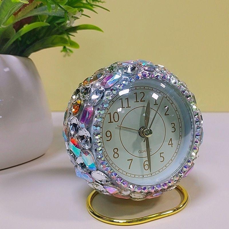 Réveil Silencieux de Luxe 3 Pouces – Strass Appliqués à la Main, Décoration de Bureau Compacte, Montre Scintillante Sans Tic-Tac"