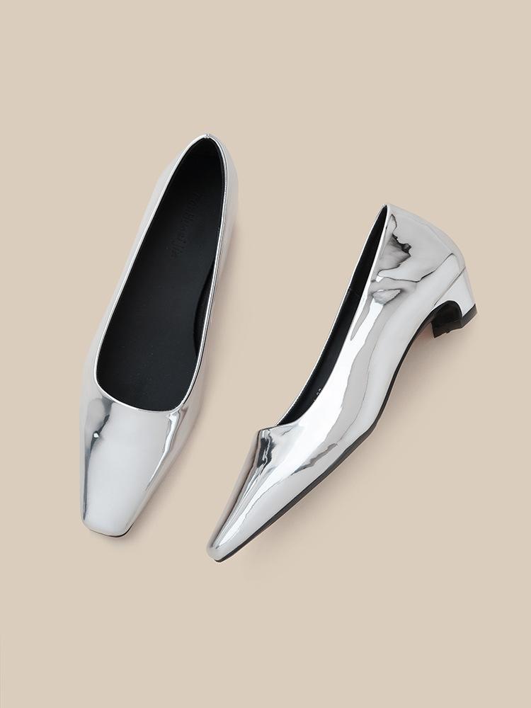 

Новые туфли-лодочки с квадратным носком и толстым каблуком, с мелким вырезом, весна-лето, новые универсальные, на среднем каблуке, офисные, на одной педали, женские туфли-лодочки 40 серебряный