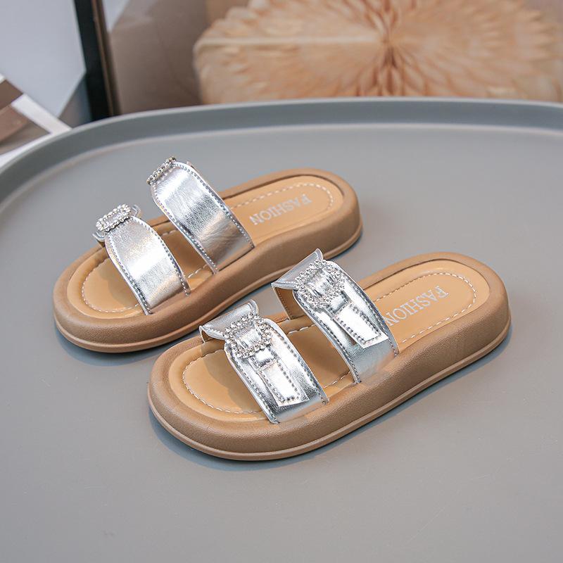 

Крутые тапочки для девочек 2025 лето новая детская обувь с открытыми пальцами мягкая подошва для улицы дома детская тапочка на перемычке для девочек для детей среднего и старшего возраста 23-25 yards FCL shot 30 pairs серебряный