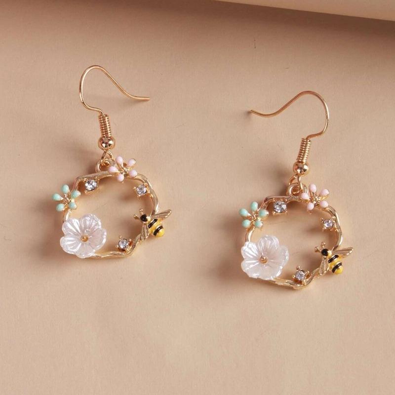 

Spring and Summer Bee Garland Silver Needle Earrings Dongda Super Fairy Temperament Flower Earrings Stud Earrings 2Pcs белый