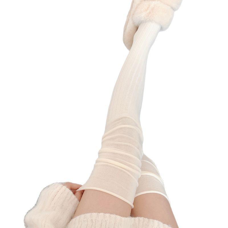 Weiße Mid-Calf-Socken mit schwarzem Raffdetail und kniehohe Wadenstiefelsocken